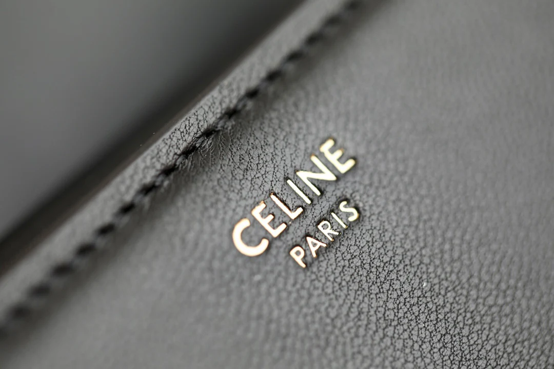 Маленький глянцевый кошелек Triomphe с клапаном из овечьей кожи - черный