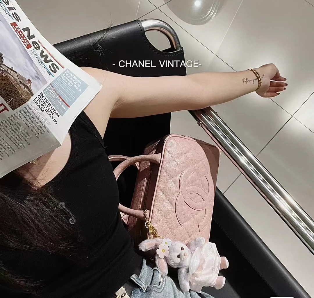 Винтажная сумка-боулинг Chanel из икры, розовая.