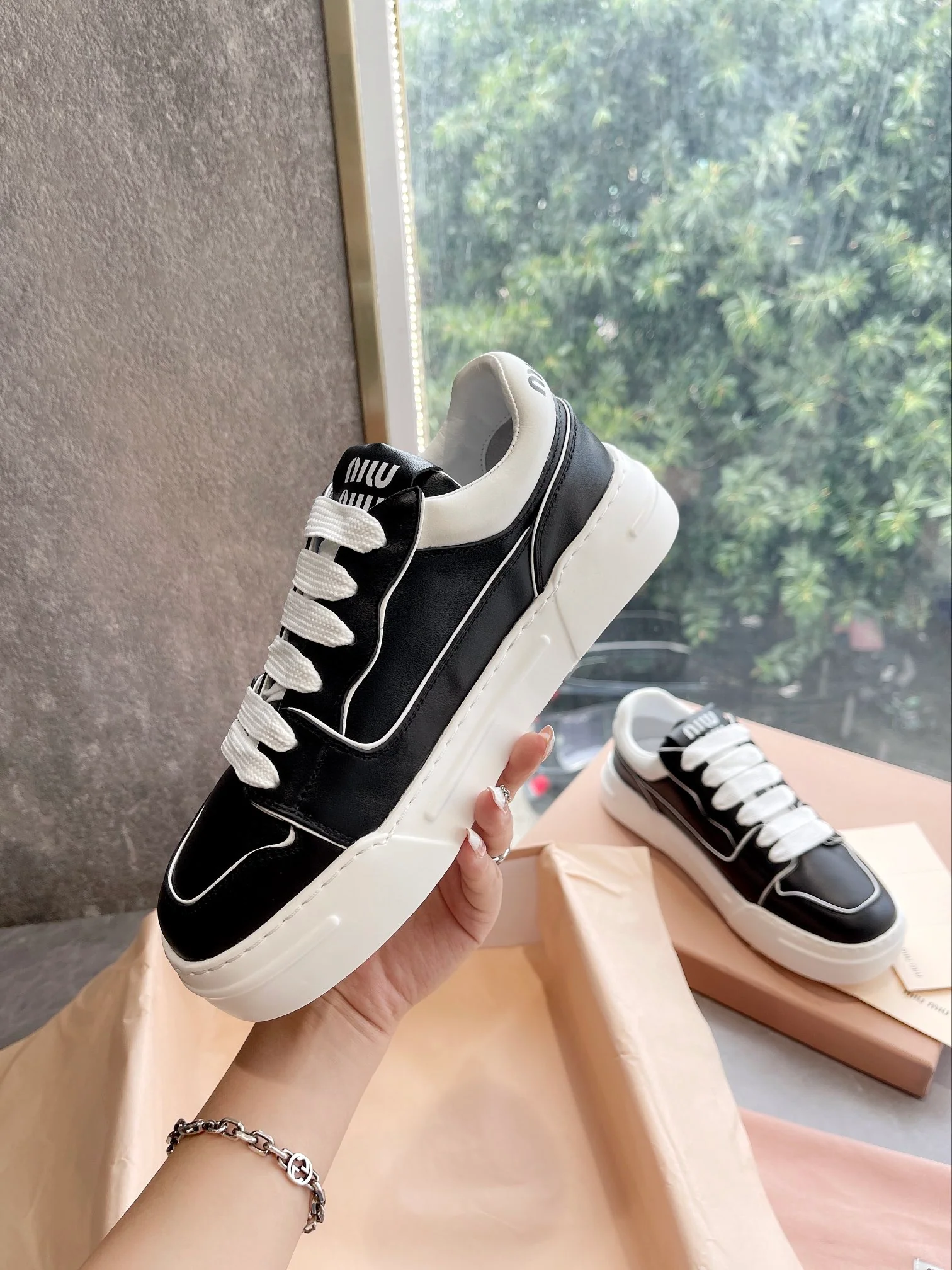 Новые поступления коллекции Miu Miu осень/зима 2022 — Повседневные туфли на платформе — Кроссовки — Черные