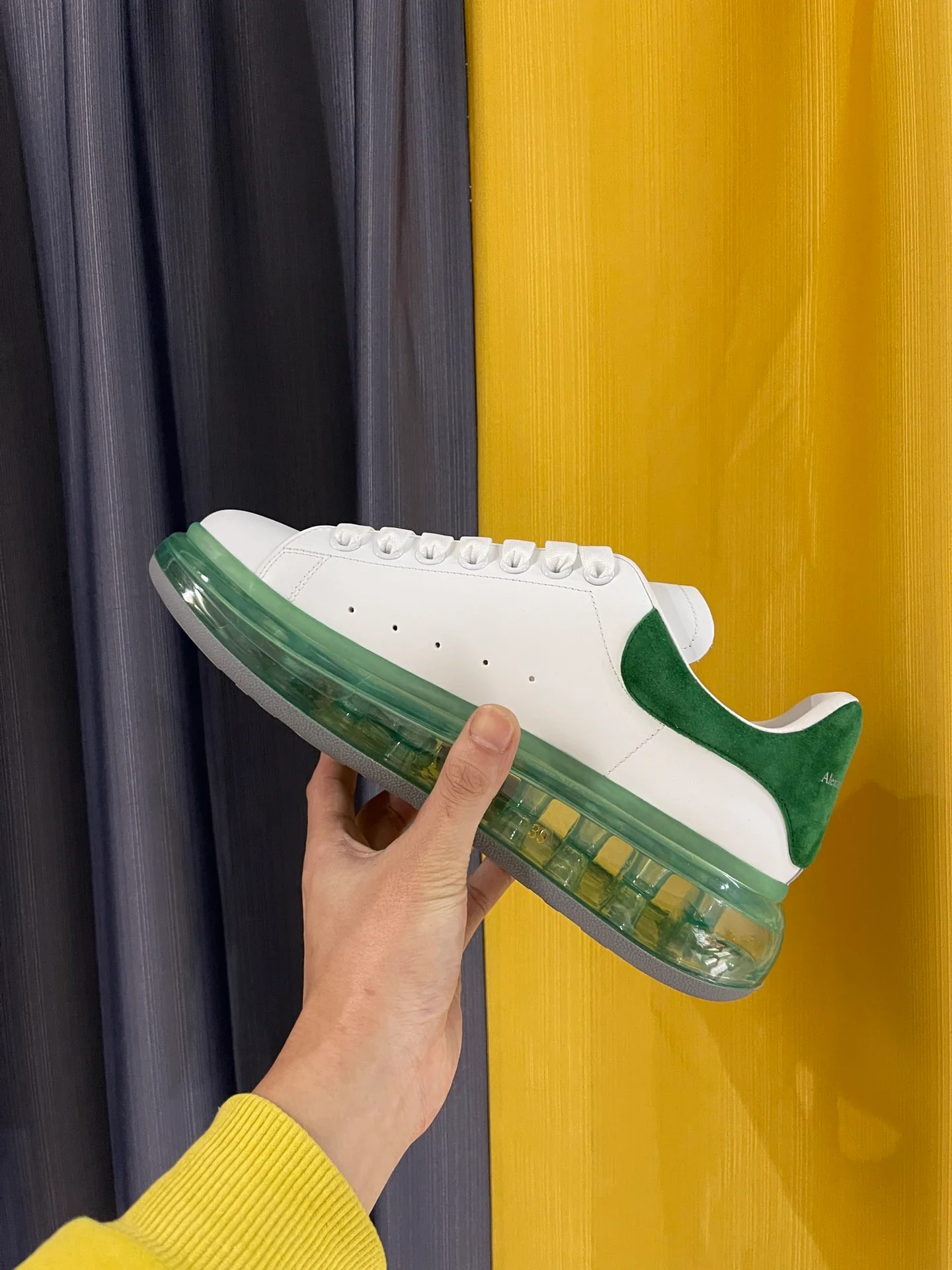 McQueen - Классические белые кроссовки - Зеленая задняя часть и зеленая подошва