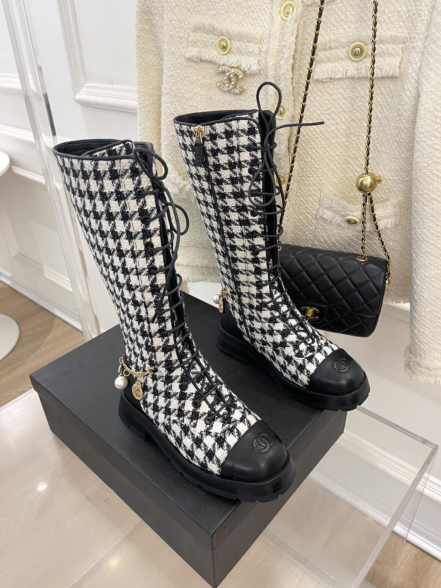 Новинка сезона осень/зима 2023 от Chanel - Ботинки с цепочкой - в клетку