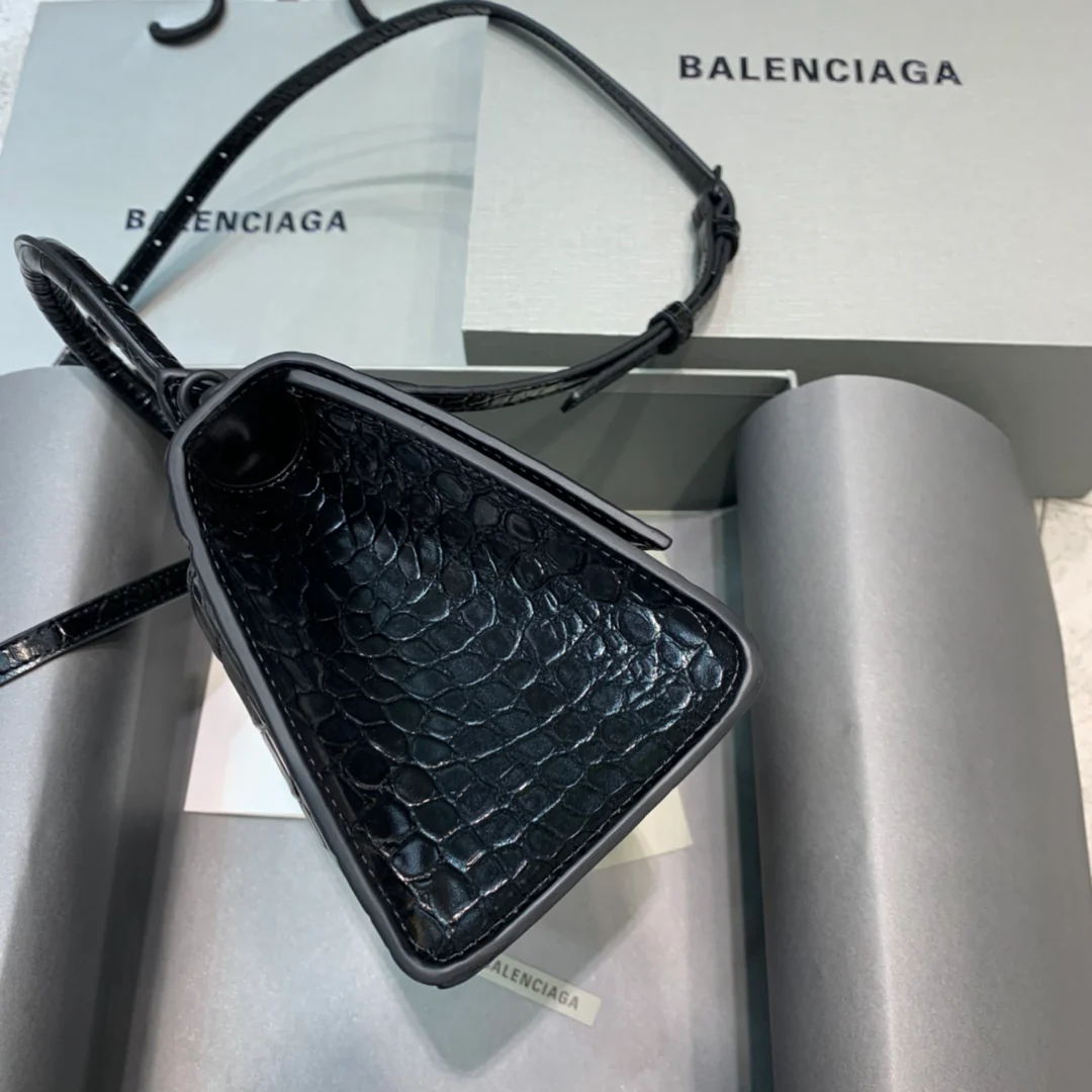 Сумка Balenciaga Hourglass - черная с пряжкой из крокодиловой кожи