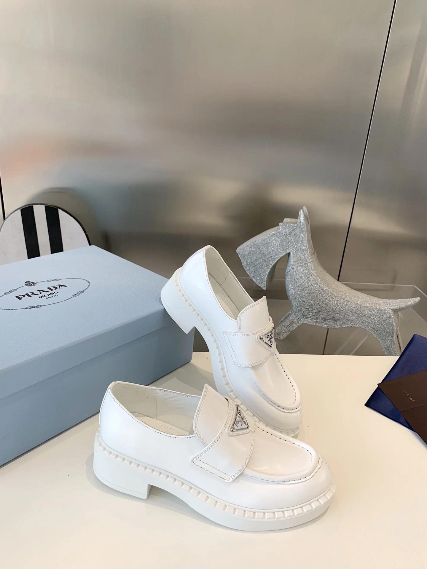 Лоферы Prada Gear - белые