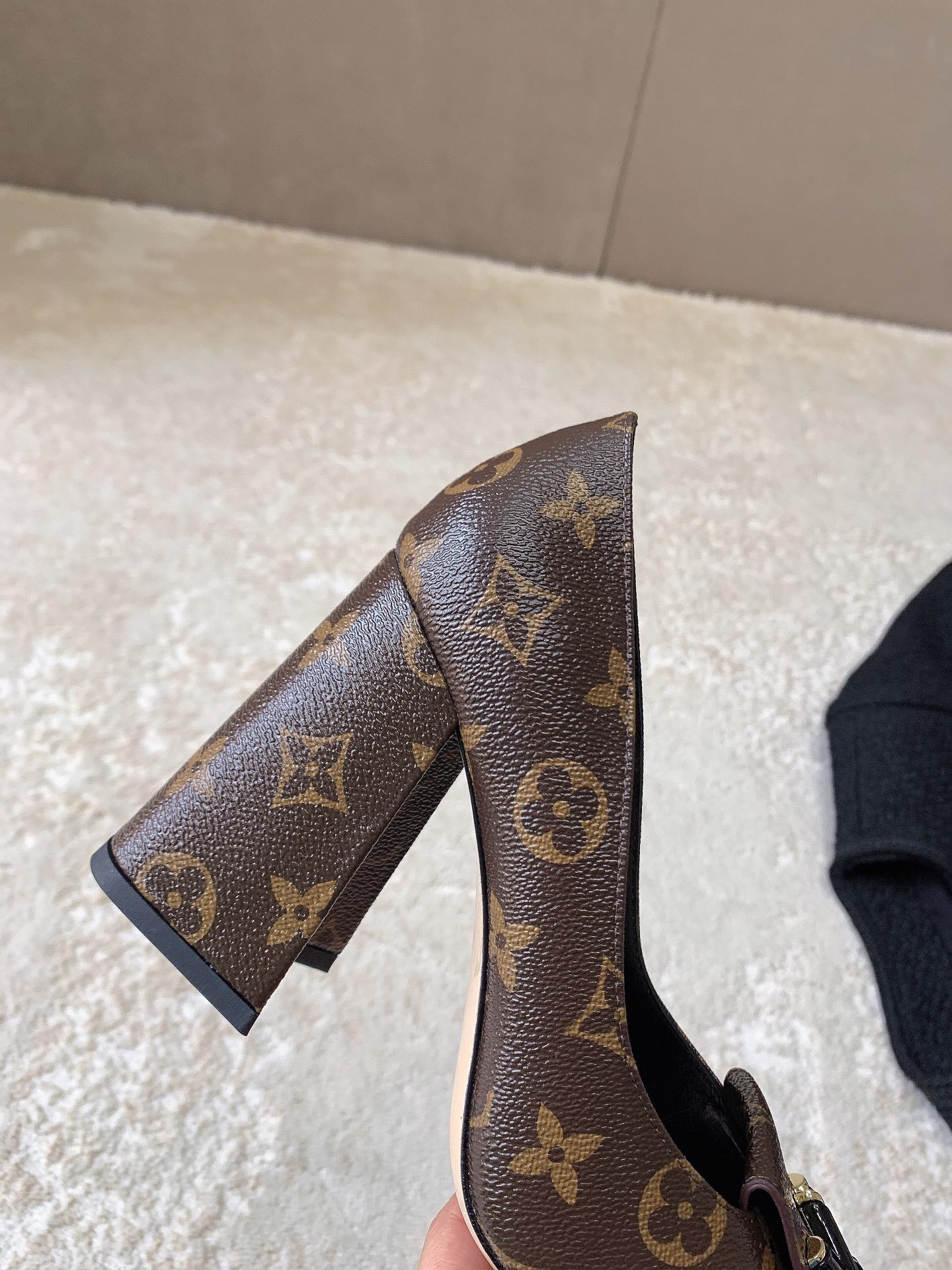 Новинка сезона весна/лето 2023 от LV - Туфли на высоком каблуке с закрытым носком - Черный монограммный узор - 1