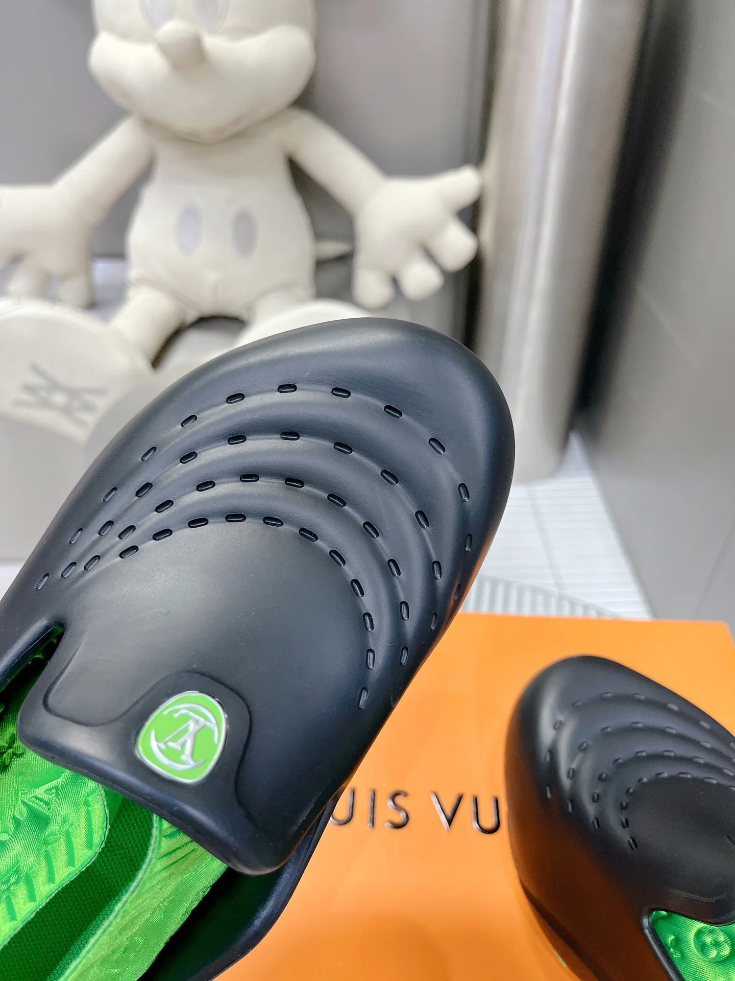 Обувь с показа мод LV 2023 - Crocs в форме акулы - черно-зеленая