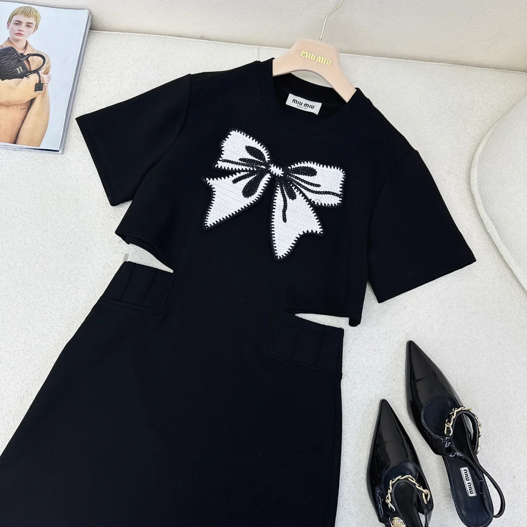 Miu Miu - 2404-24ss Весна/Лето Новинка Платье с короткими рукавами и вышивкой бантом - Черное