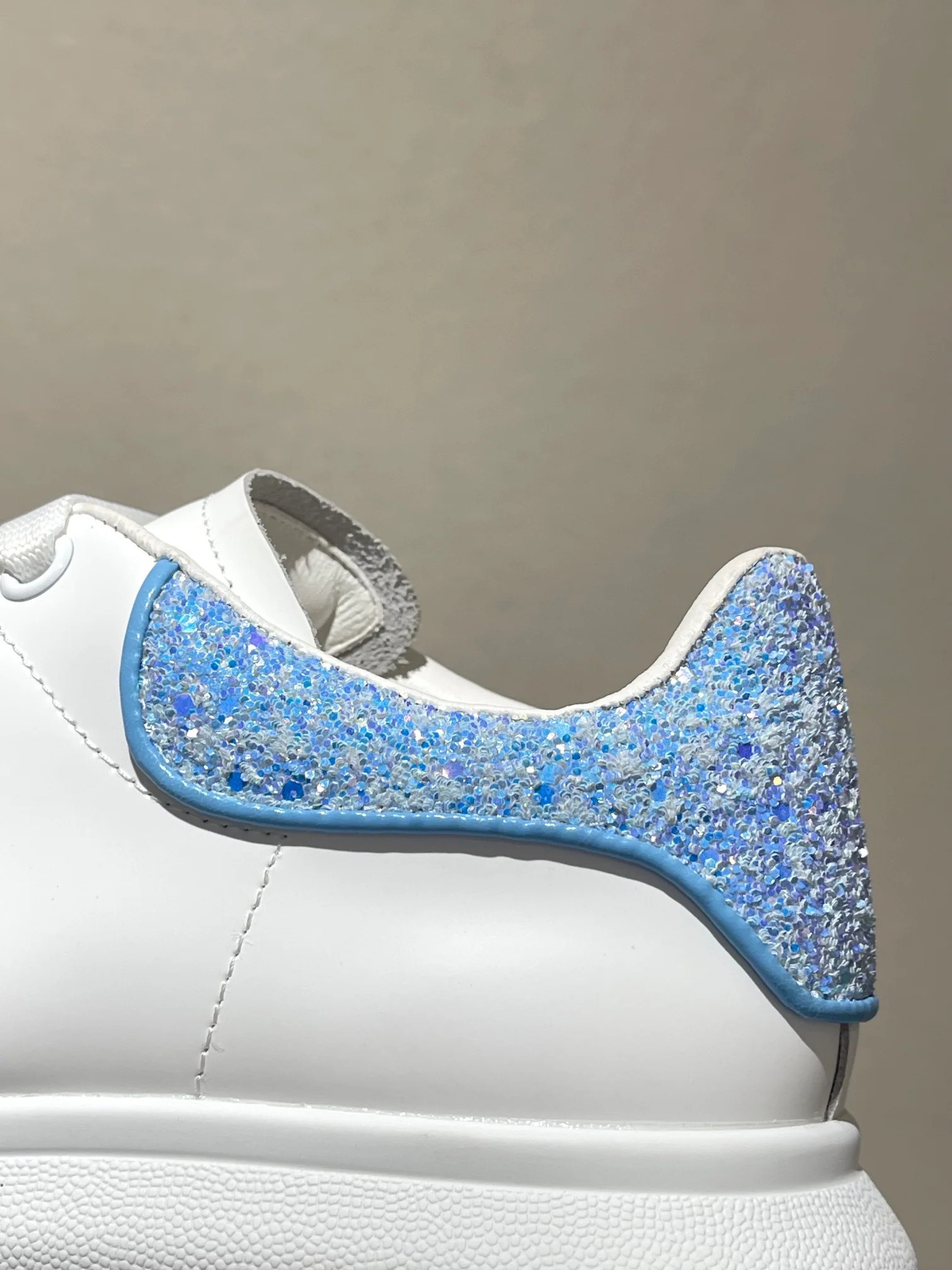 McQueen - Премиум-издание классических белых кроссовок с кристально-голубыми блестками
