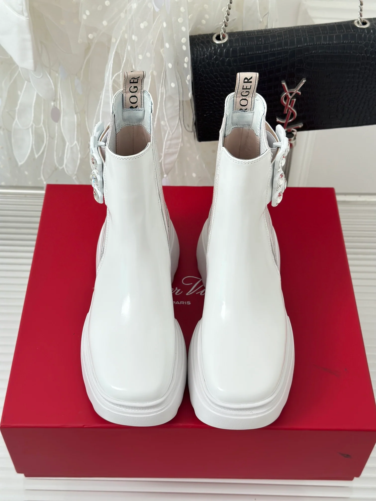 Обувь RV Shoes - Новинка сезона осень/зима 2023 - Ботильоны с квадратной пряжкой и стразами - Белые