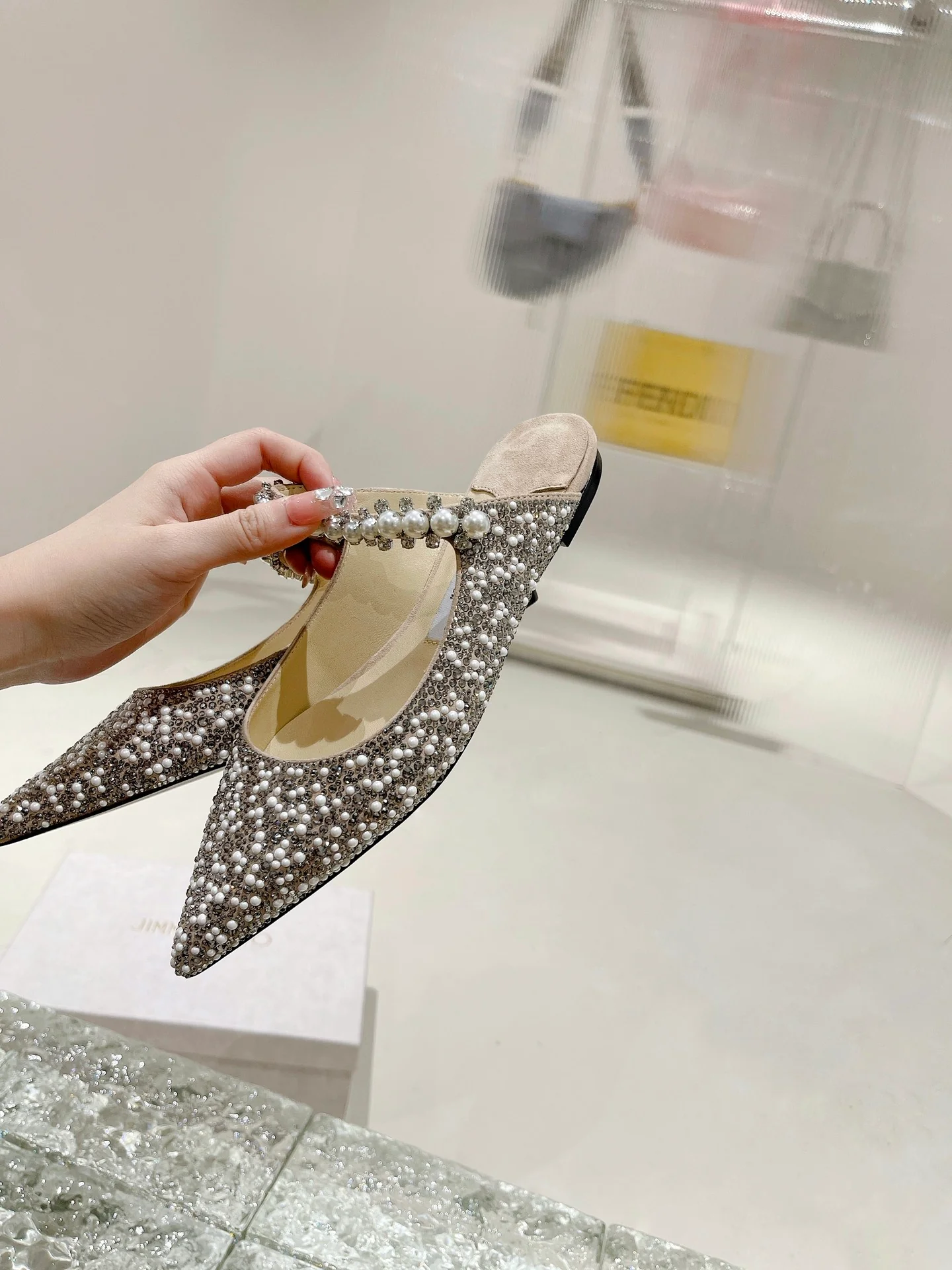 Сандалии-балетки Jimmy с острым носком и жемчужным блеском - серебристые