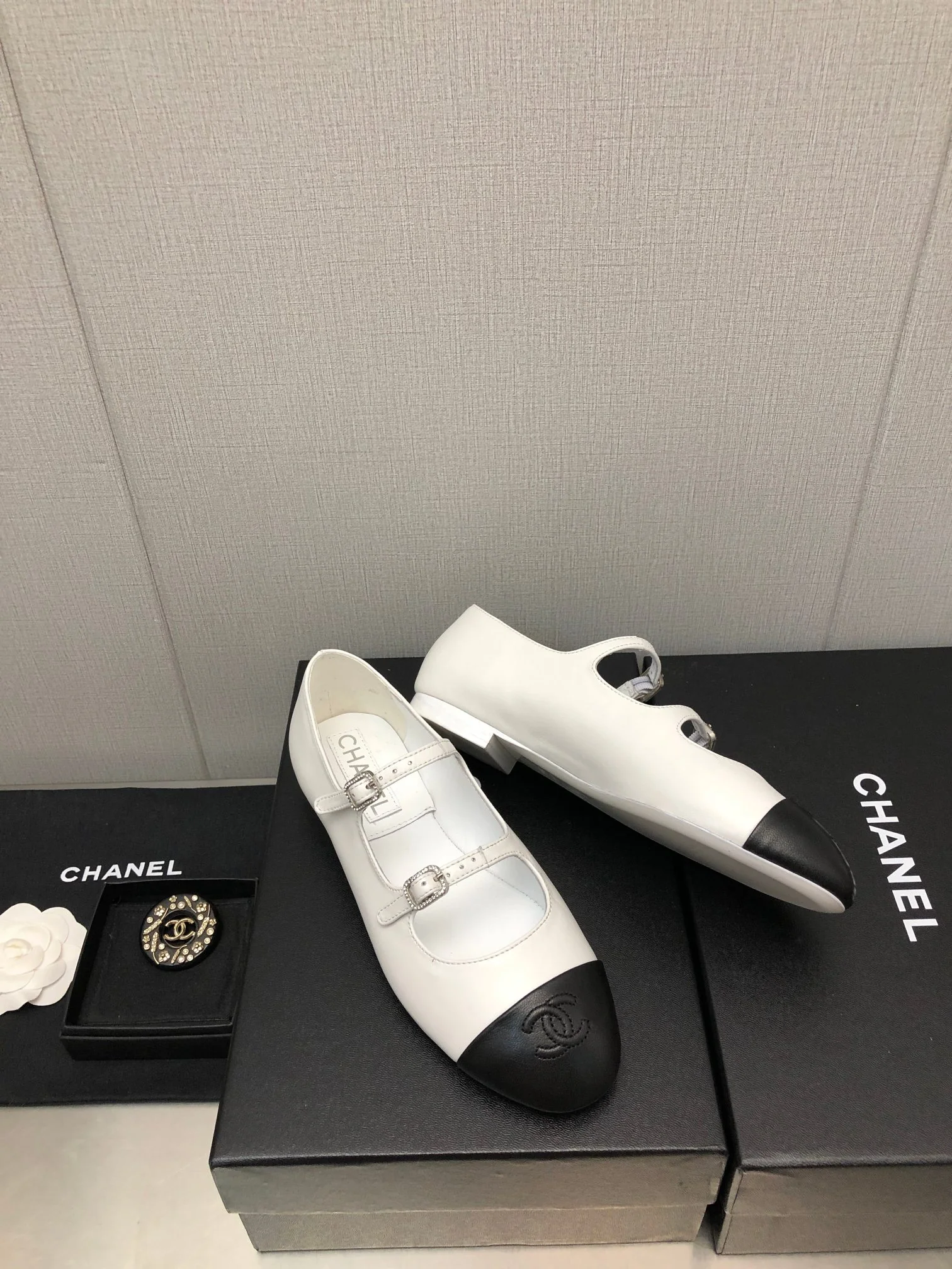 Новинка 2023 года от Chanel - Туфли Мэри Джейн из овечьей кожи - Белые