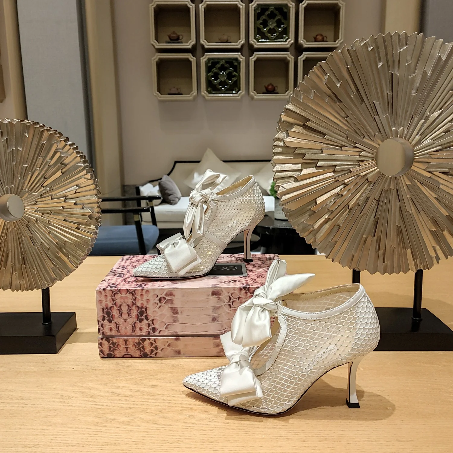 Ботильоны Jimmy Mesh на высоком каблуке, украшенные стразами и кристаллами.