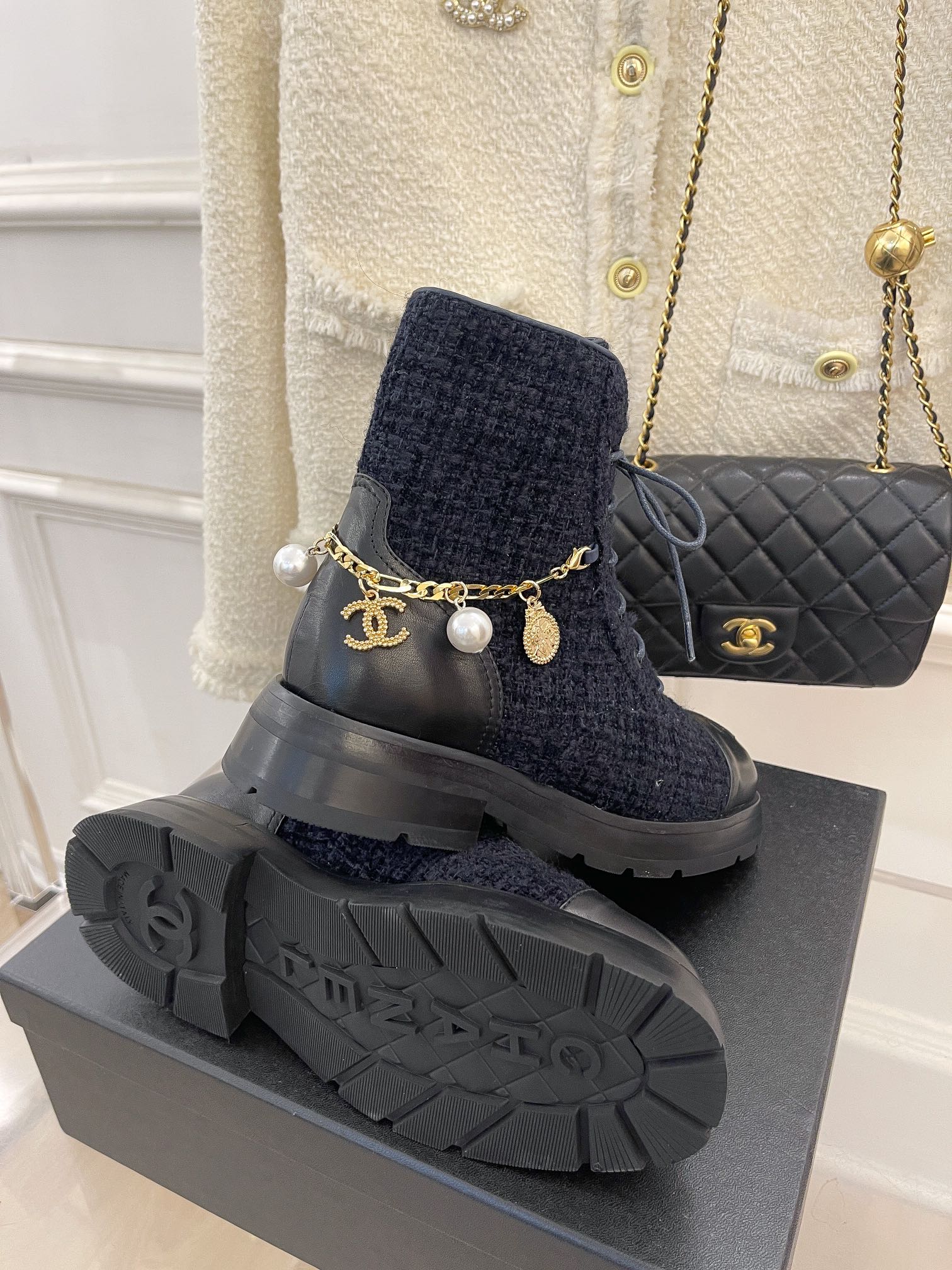 Новинка весны 2022 года от Chanel — ботильоны на шнуровке.