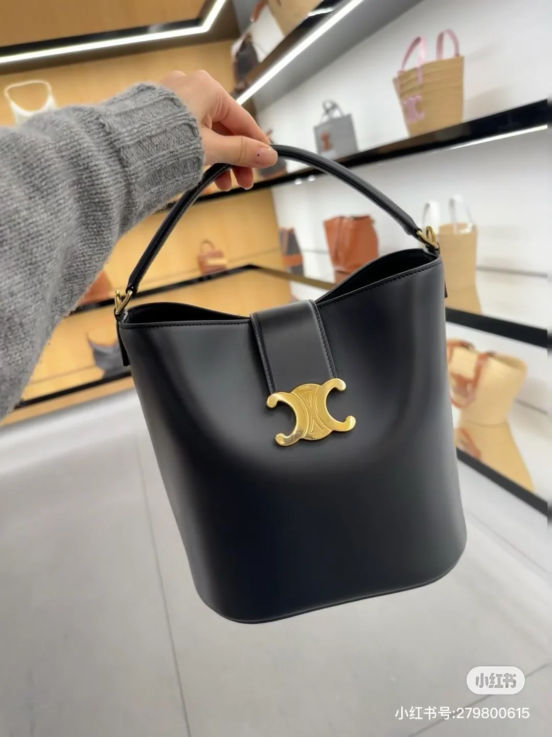 Кожаная сумка-ведро Celine Triomphe - черная