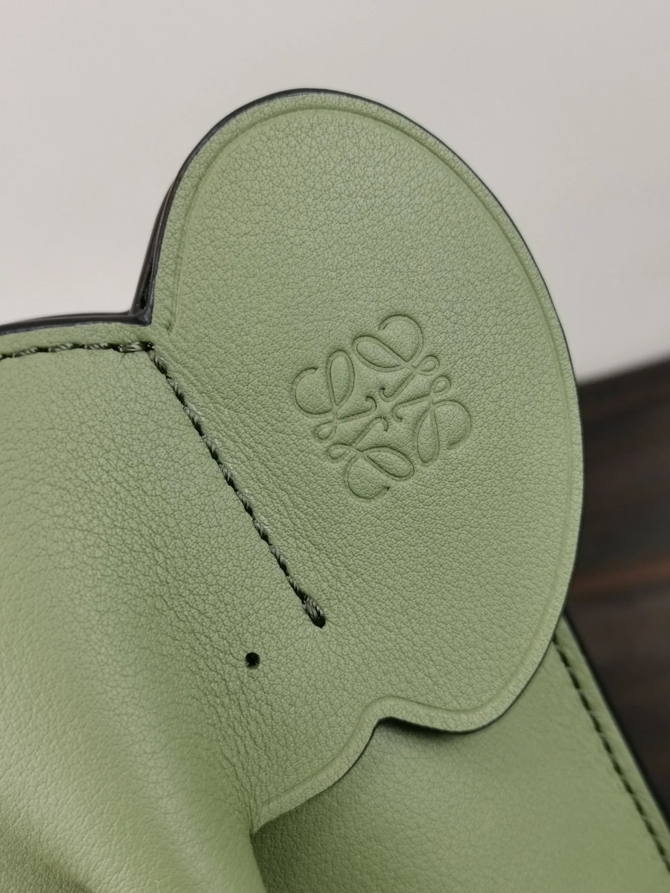 Loewe - Сумка для телефона New Elephant - Зеленая