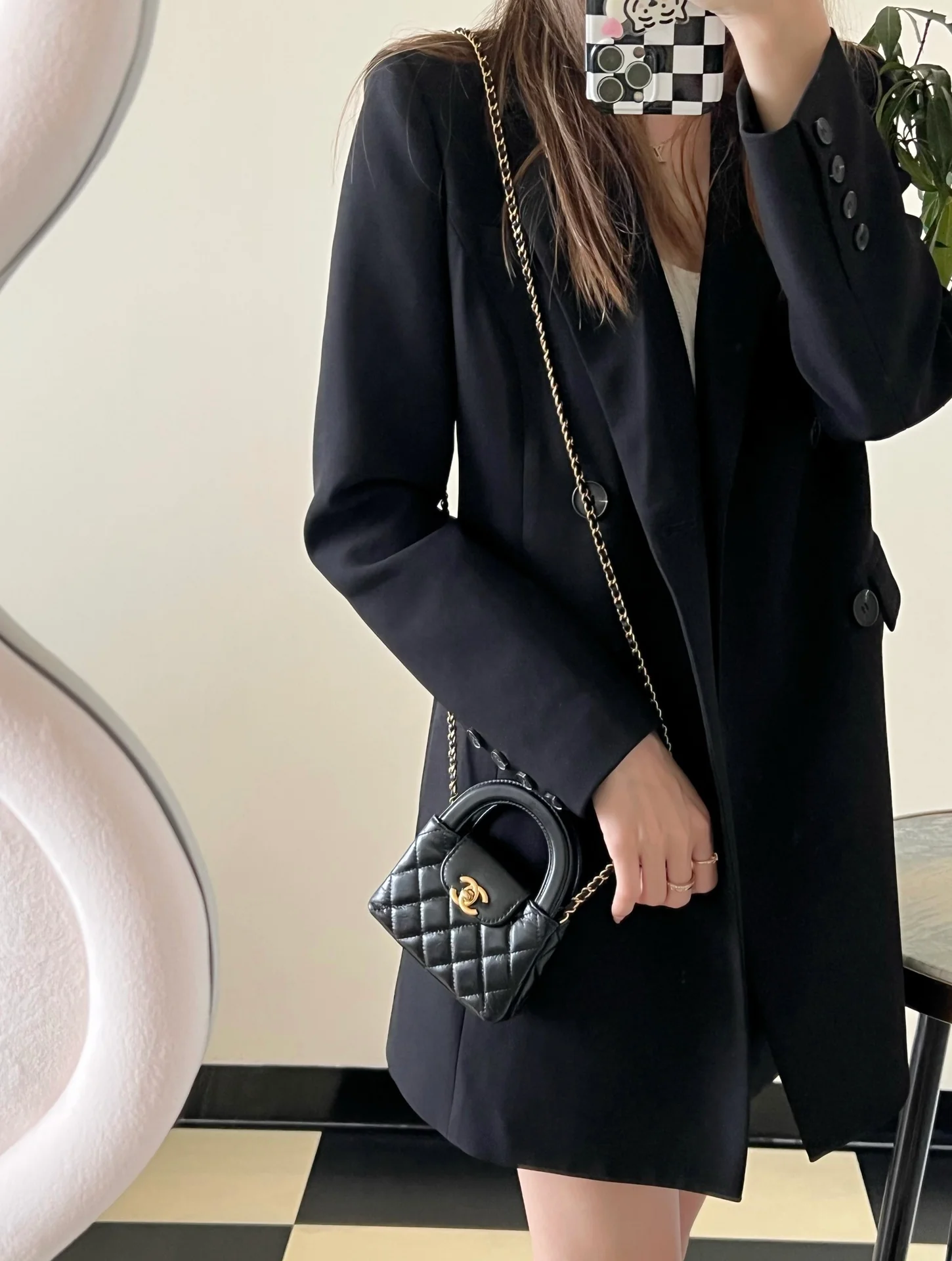 Миниатюрная сумочка Chanel Kelly на цепочке, черная.