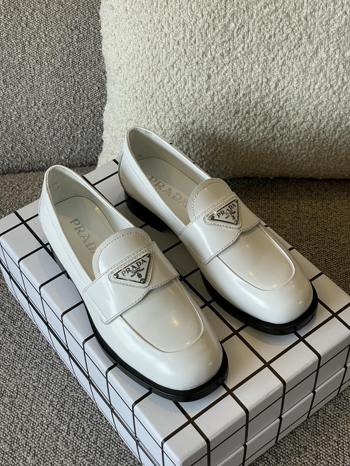 Обувь Prada в афро-стиле