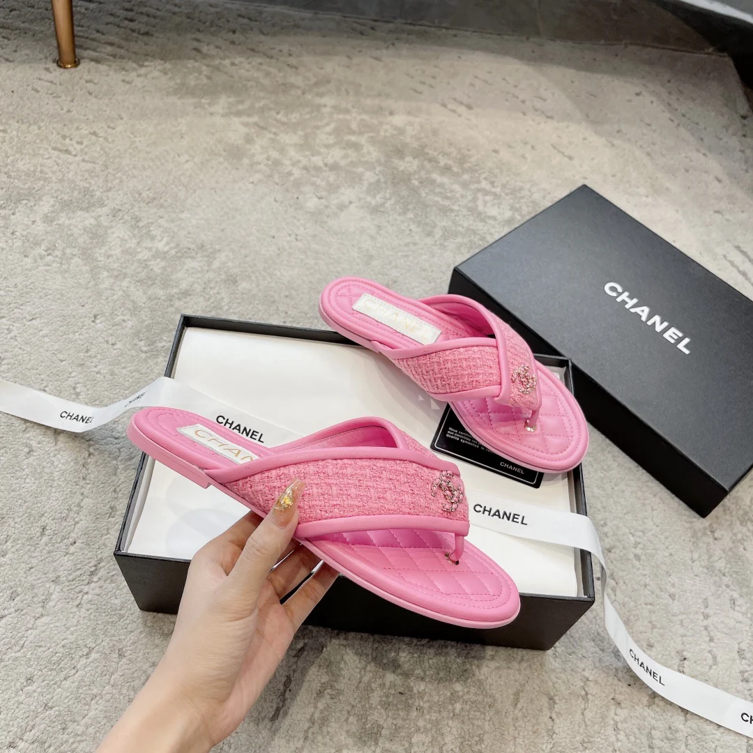 Новинка сезона весна/лето 2023 от Chanel - шерстяные тапочки с вышитым ромбовидным узором - розовые.