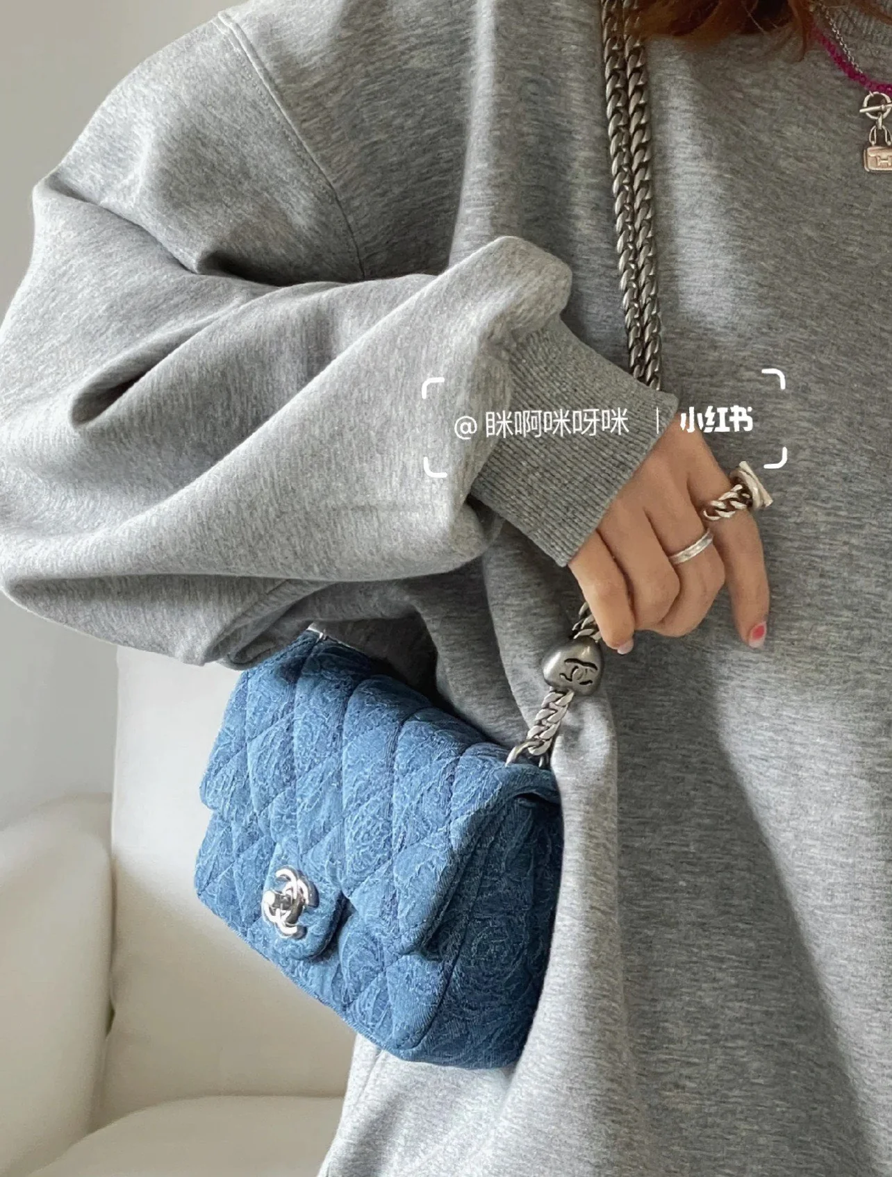 Коллекция Chanel Весна/Лето 2023 - Пряжка в виде сердца с камелией из денима - Квадратная - Светло-голубая серебристая пряжка - 19 см