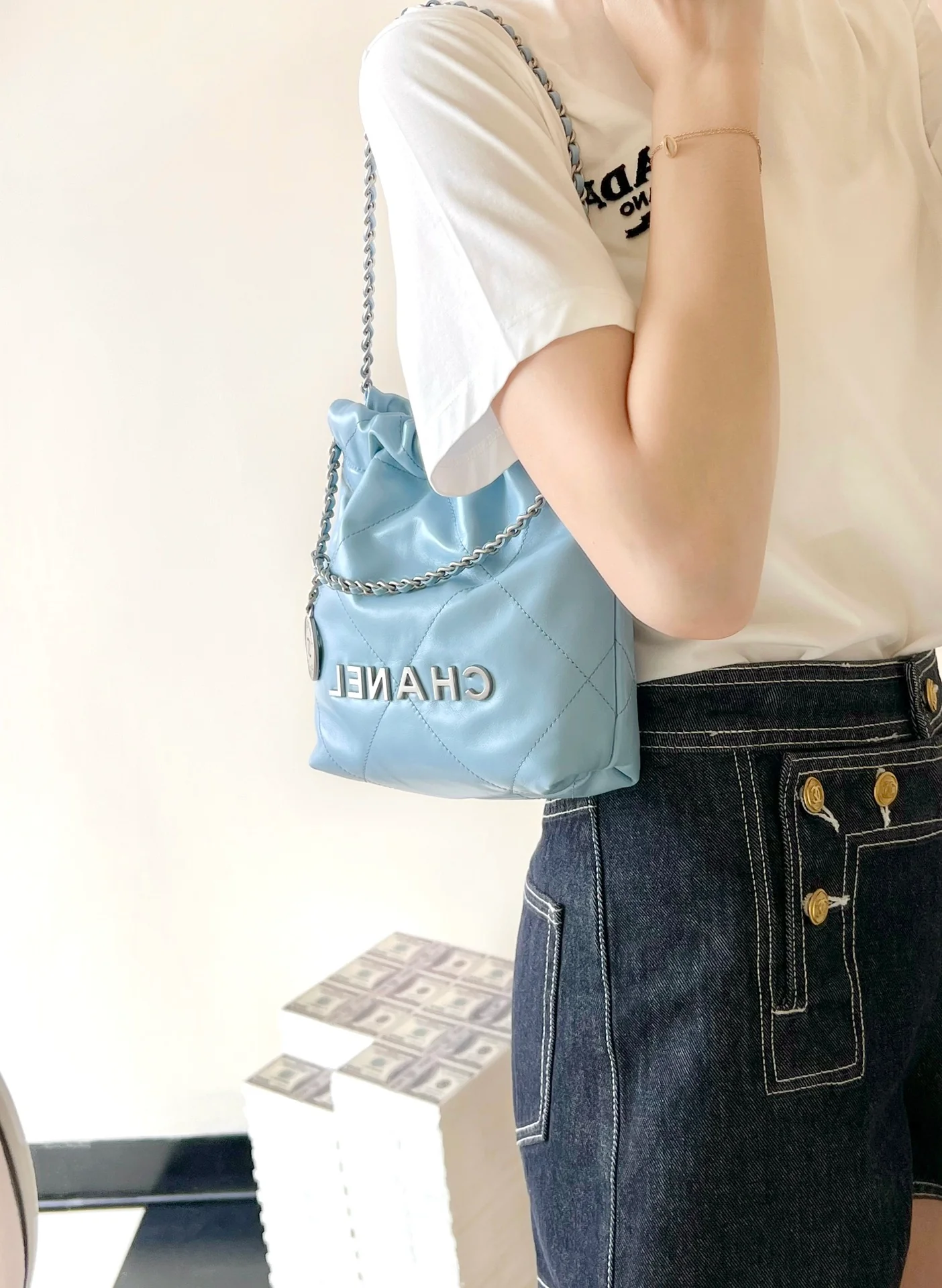 Новинка сезона весна/лето 2023 от Chanel - сумка 22 - мини - молочно-голубой - фото в действии.