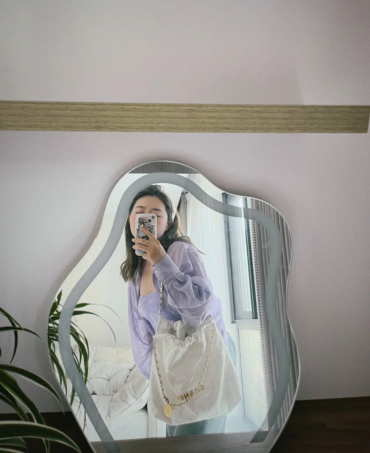 Сумочка Chanel No. 22, средний размер, из белого золота.