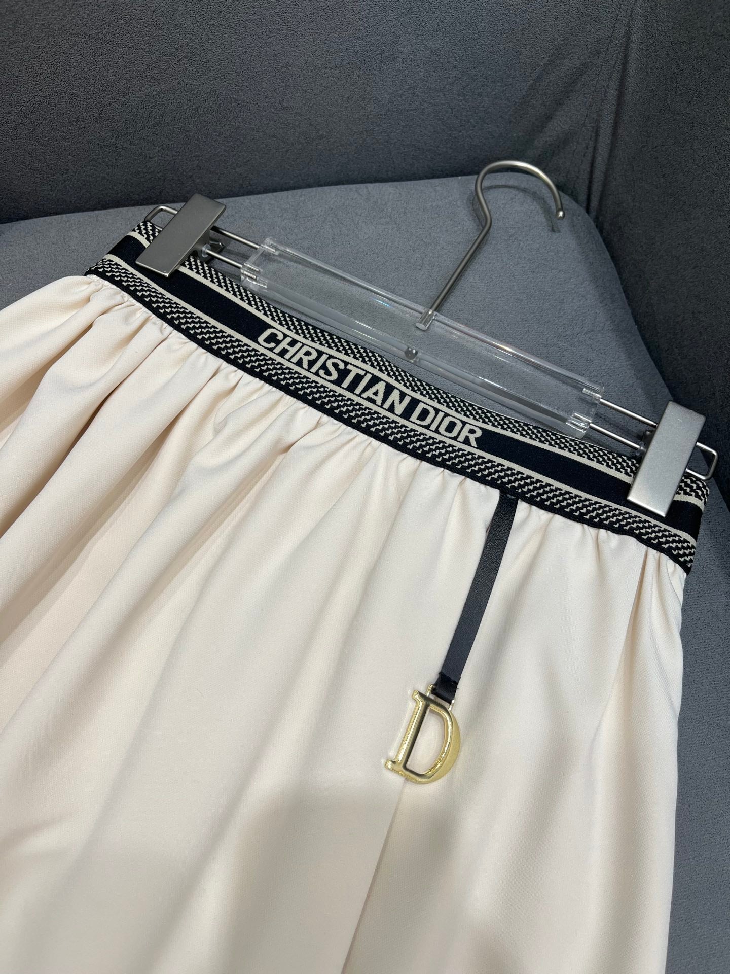 Летняя юбка Dior 2403-24ss с кожаным подвесным элементом в виде буквы - белая