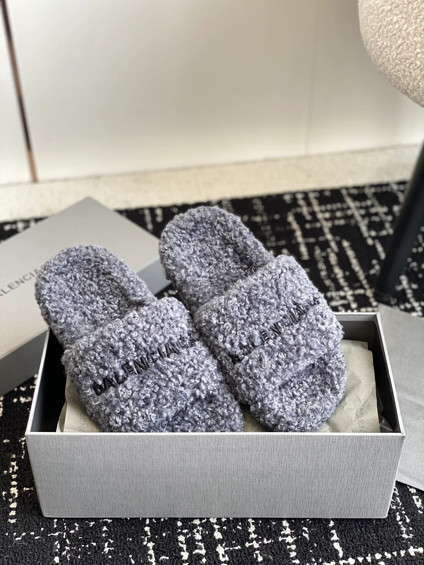 Новинка сезона осень/зима 2023 от Balenciaga - Меховые тапочки - Серые