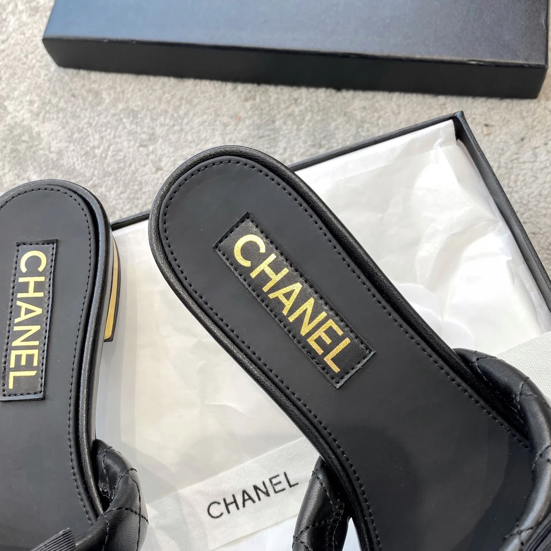 Новинка сезона весна/лето 2023 от Chanel - Тапочки с жемчужным бантом - Черные