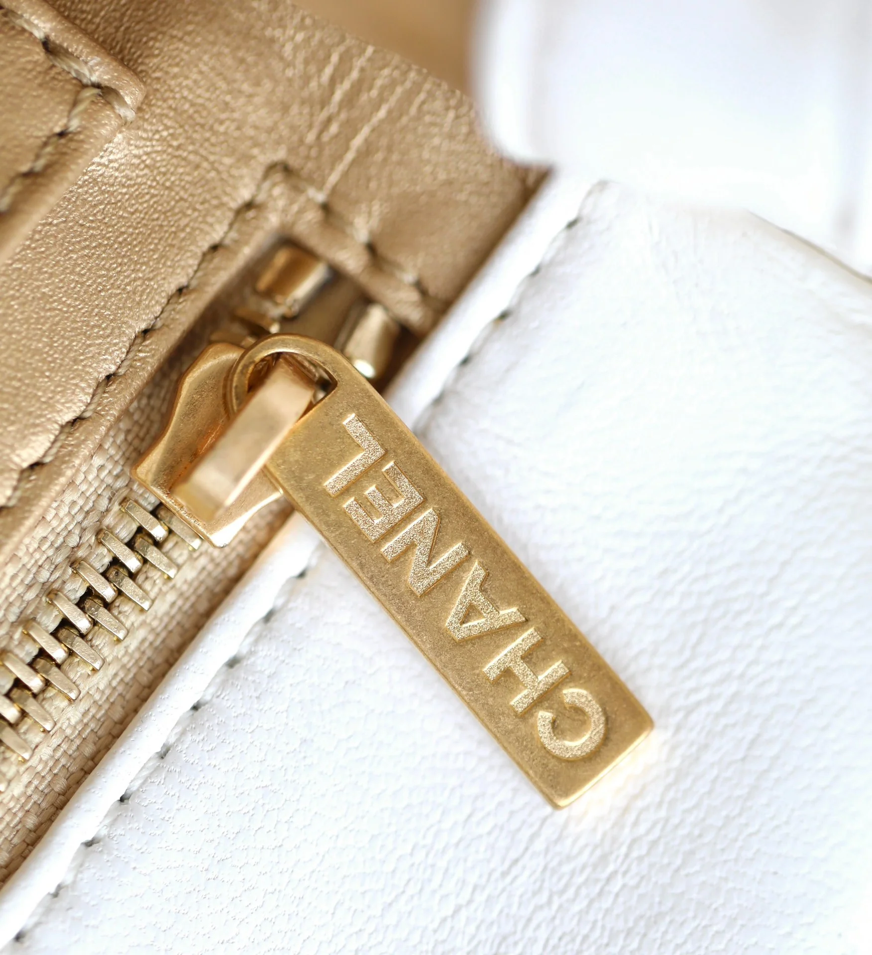 Мини-платье Chanel CF Gold Ball - белое