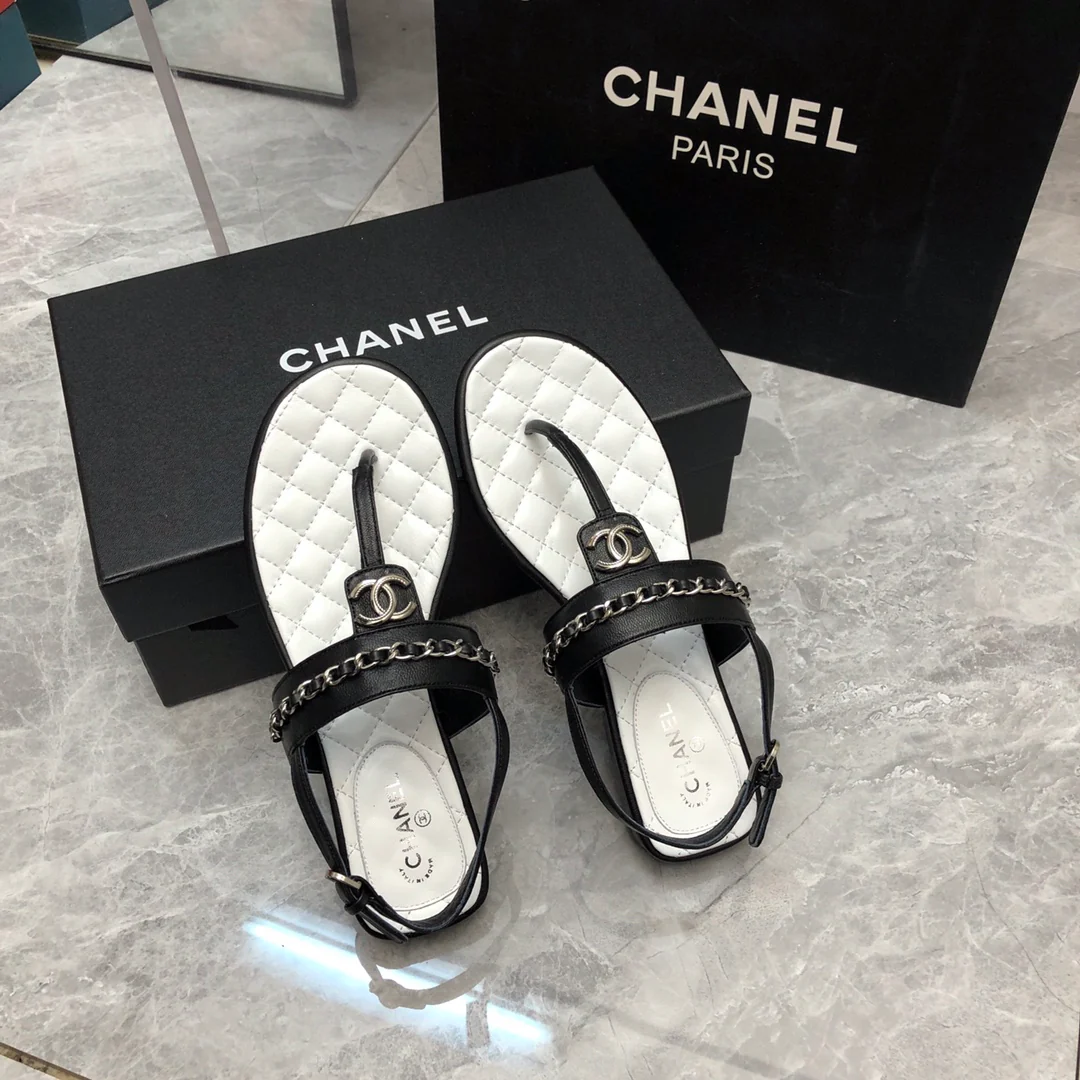 Новинка сезона весна/лето 2023 от Chanel - Классические сандалии с цепочкой и Т-образным ремешком - Белые