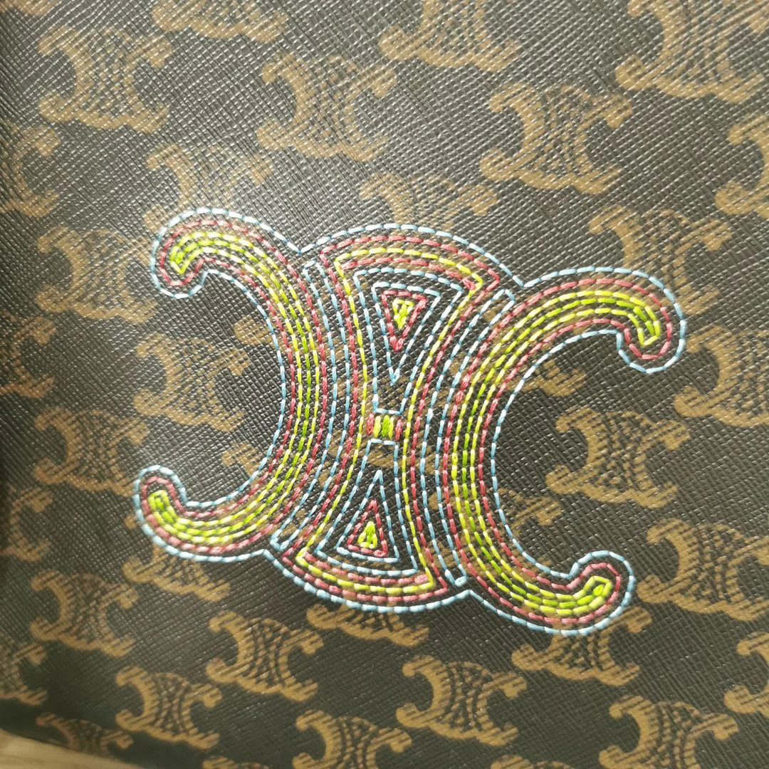 Вышивка на мини-сумке Celine