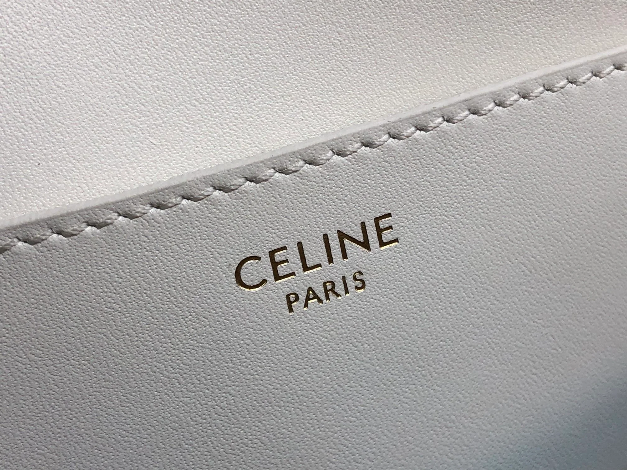 Мини-клатч Celine Taboo с замком в форме замка — белый с монограммой.