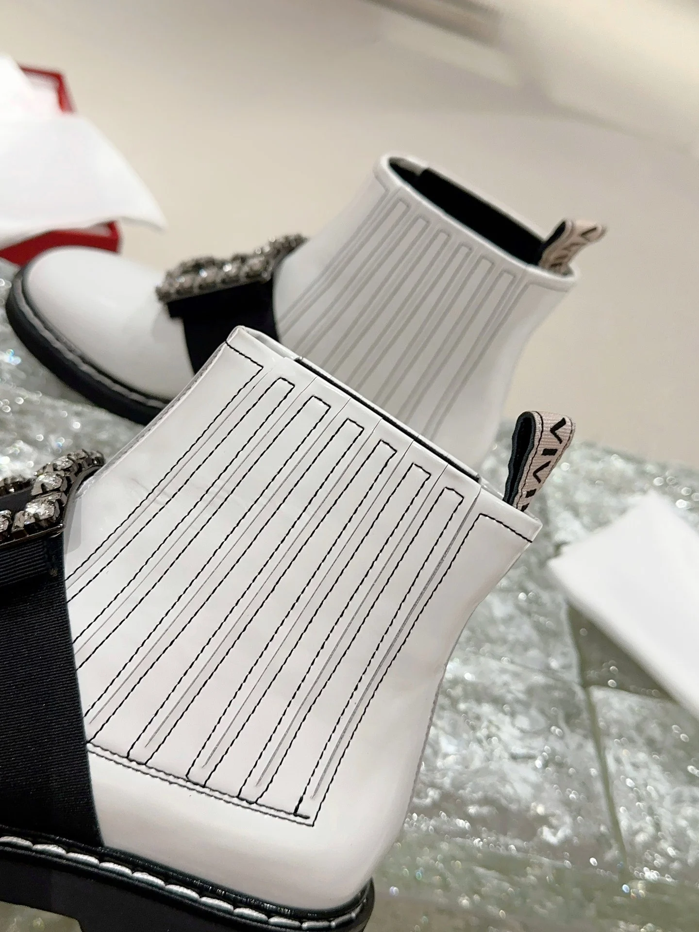 Ботильоны с квадратным носком и пряжкой - 2024 - Ботильоны с металлической пряжкой - Белые