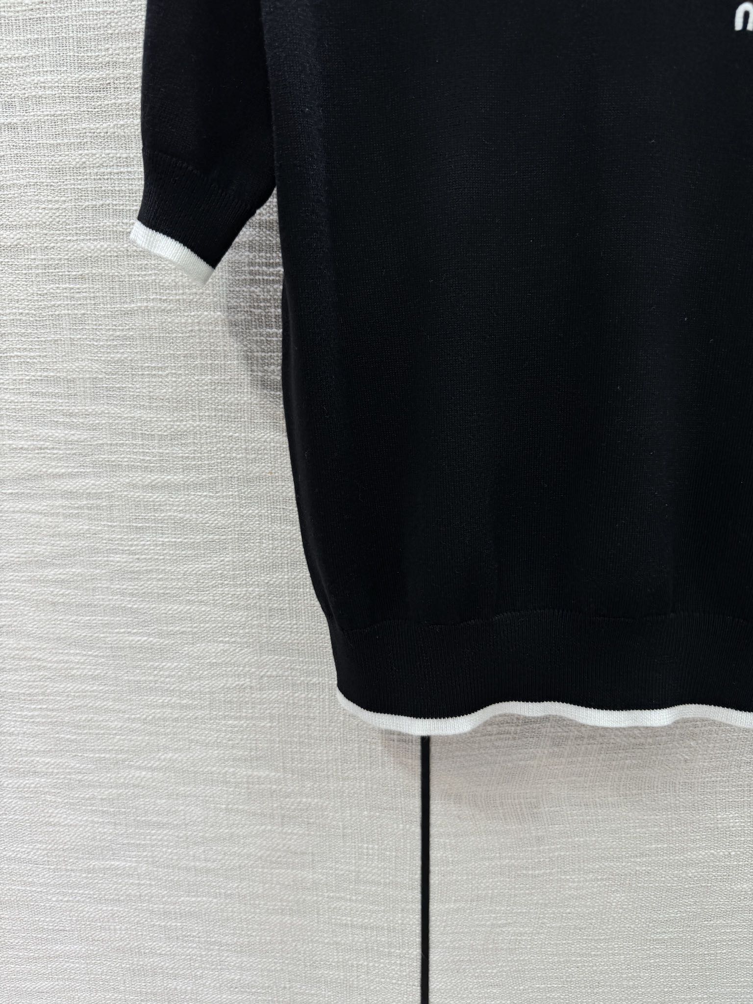 Miu Miu - 2404 - Трикотажная футболка-поло с коротким рукавом и воротником-поло в стиле колор-блок - Черная