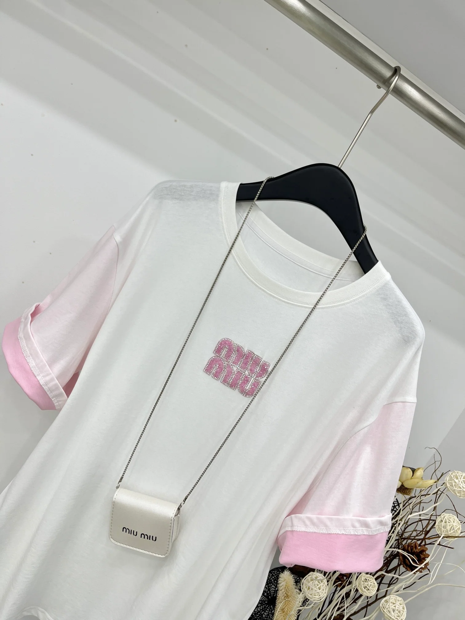 Miu Miu - 2404-24 Новинка: футболка с коротким рукавом, украшенная вышитыми вручную буквами, белая.