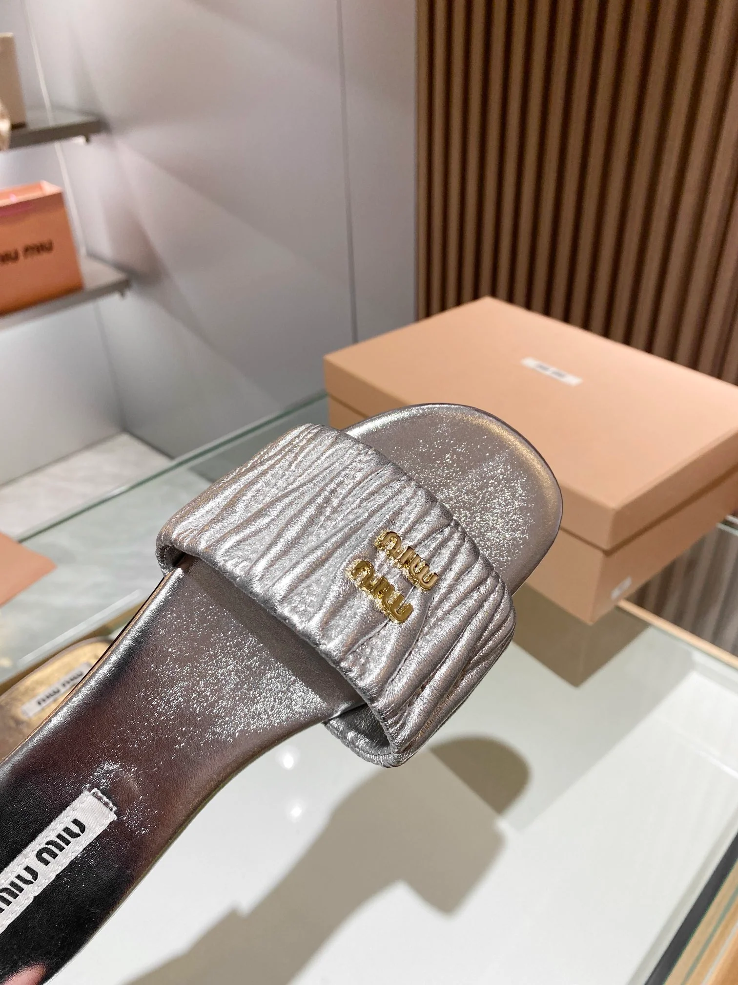 Новинка весны 2023 года от Miu Miu - плоские тапочки - серебристые