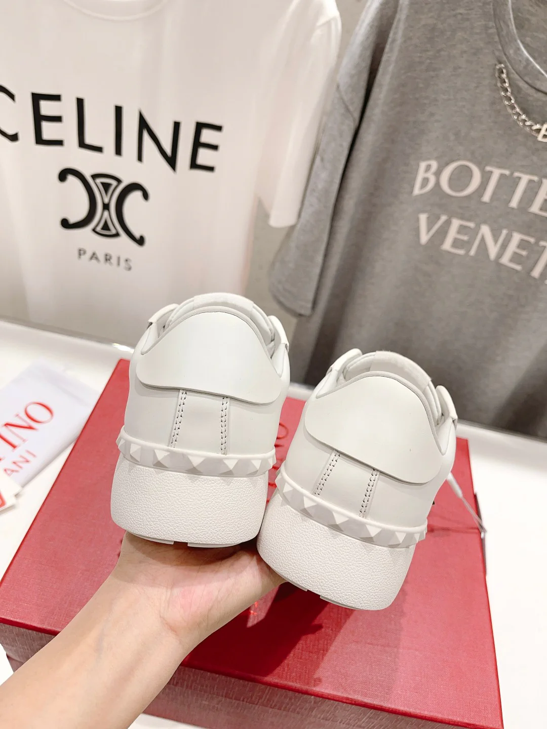 Новинка Valentino 2023 года - Белые повседневные кроссовки - Серебристые