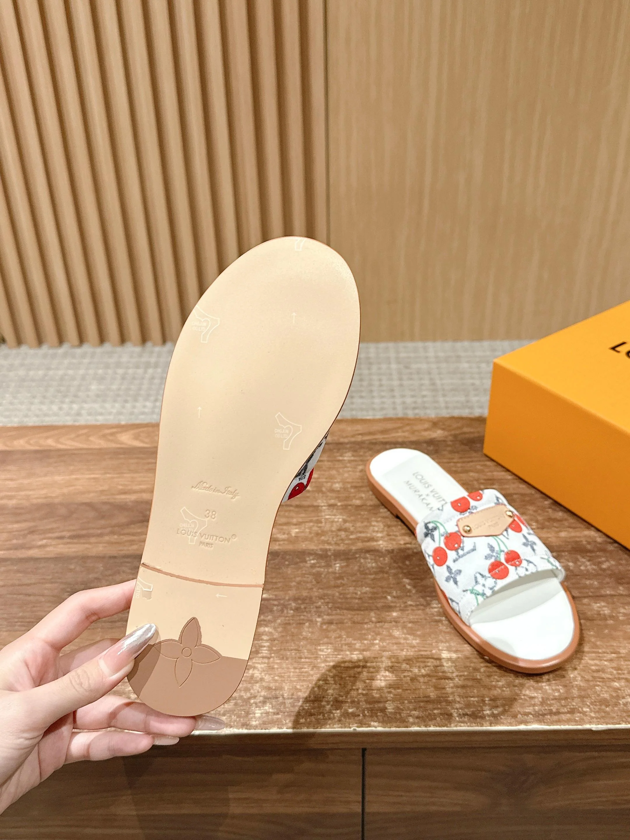 LV - Сандалии на плоской подошве из ретро-серии Такаши Мураками - Белые