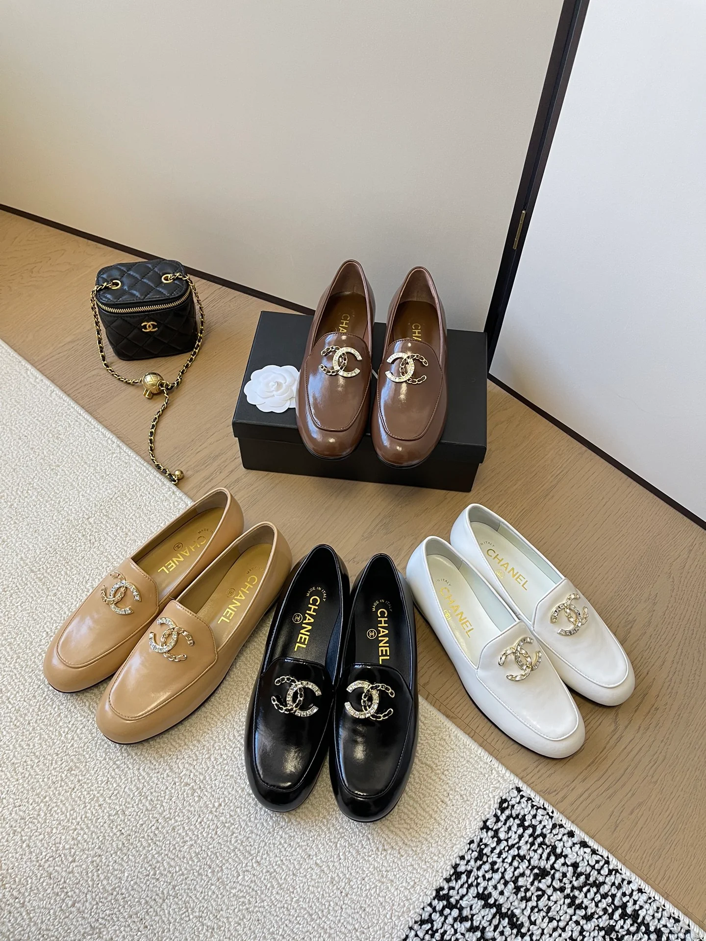 Кожаные лоферы Chanel 2024 — изображение из коллекции