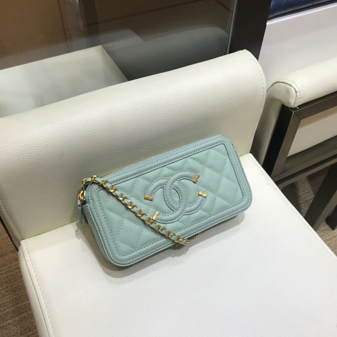 Маленькая стеганая сумочка Chanel с цепочкой - цепочка отстегивается.