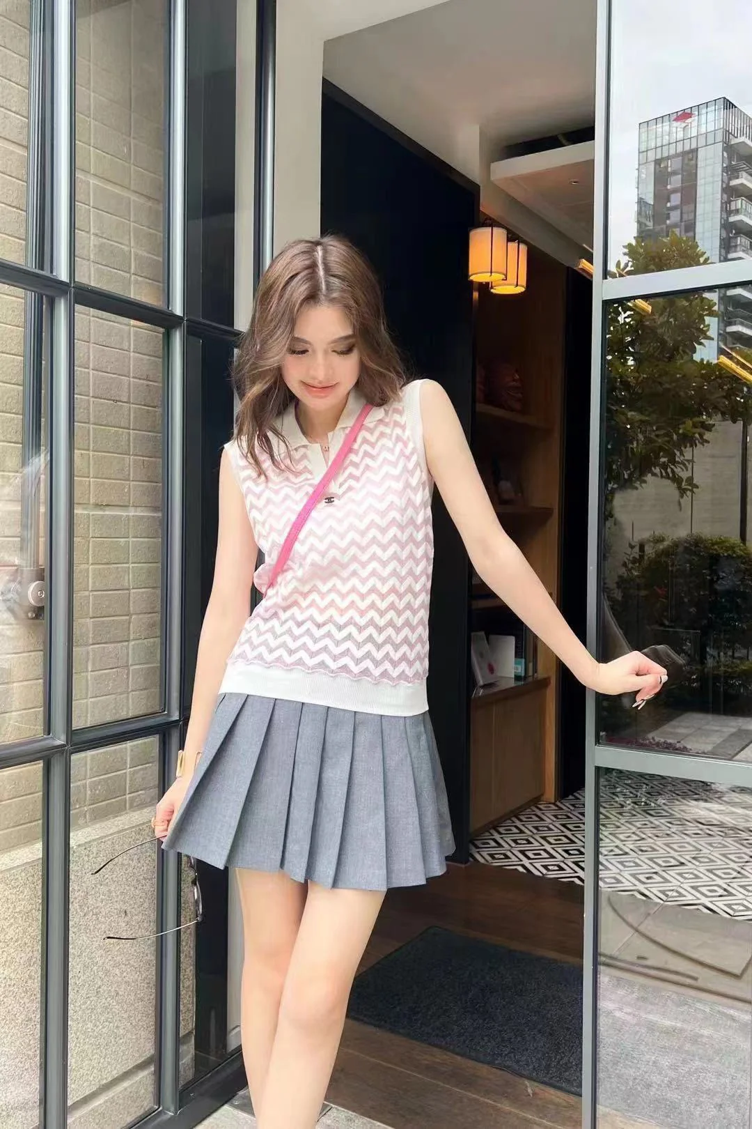 Вязаный жилет Chanel 2403 с воротником-поло конфетных цветов - розовый