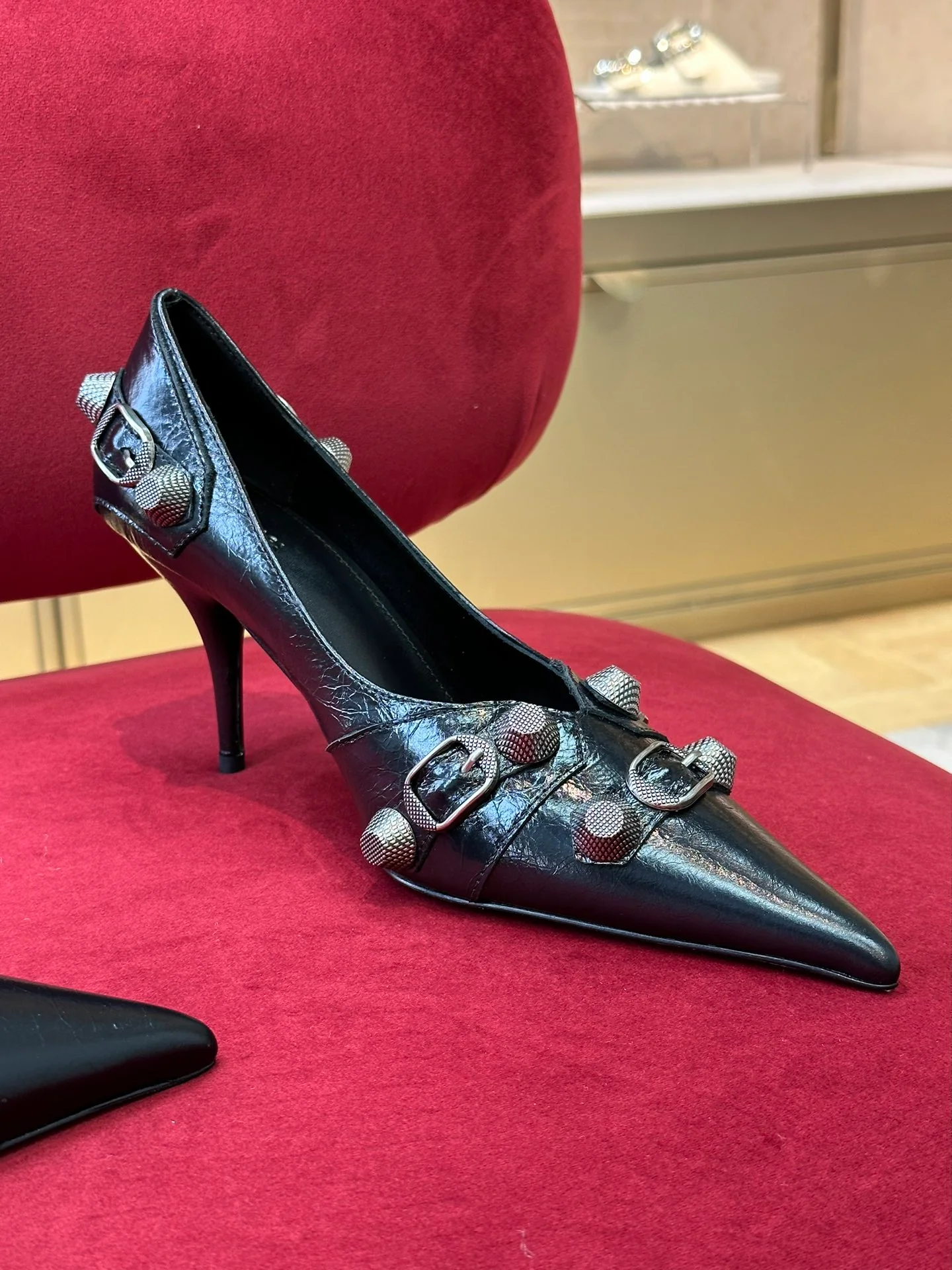 Balenciaga Весна/Лето 2023 - Туфли на высоком каблуке с заклепками