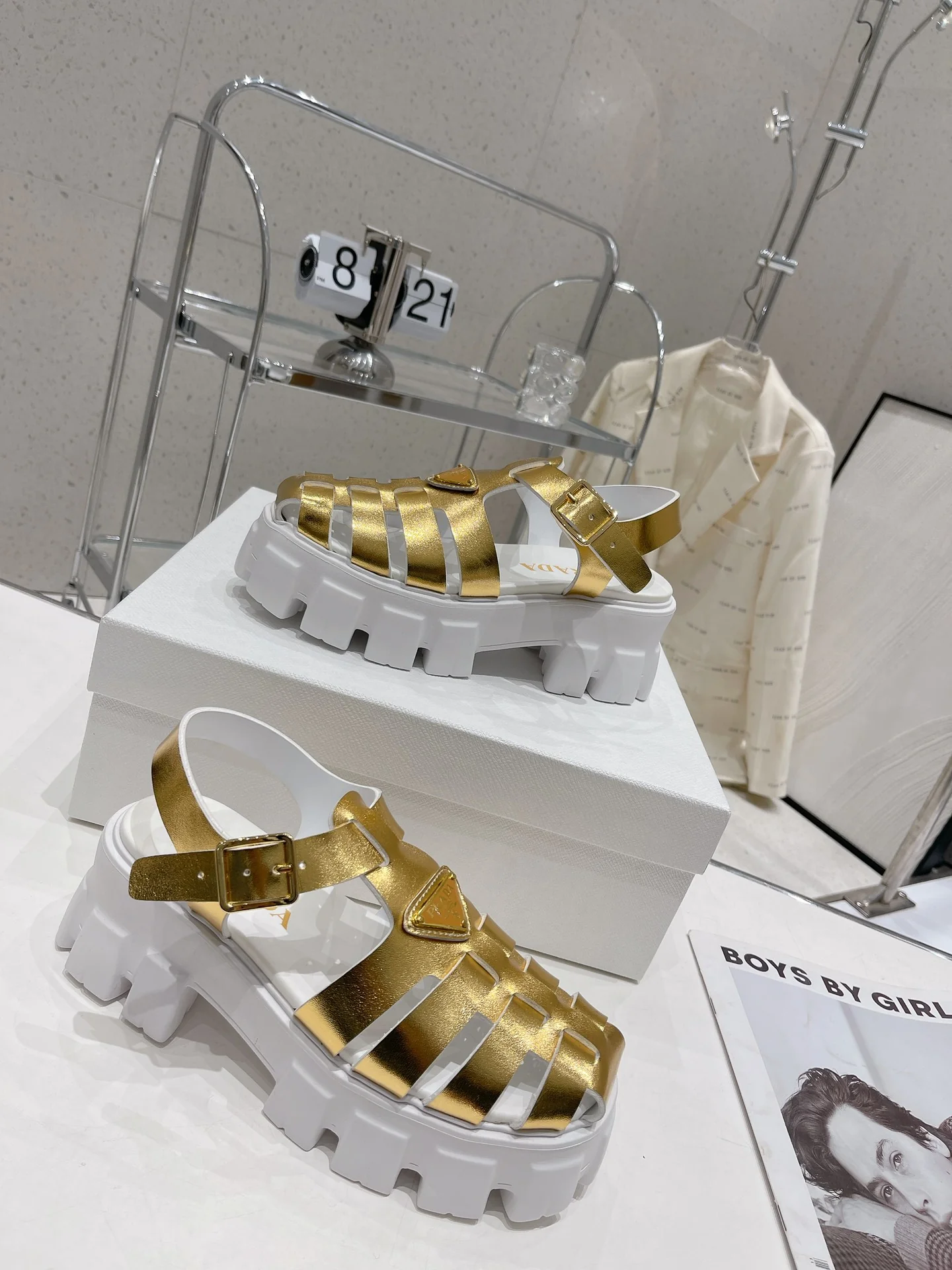 Новинка сезона весна/лето 2022 от Prada - Сандалии на платформе - Серебристые