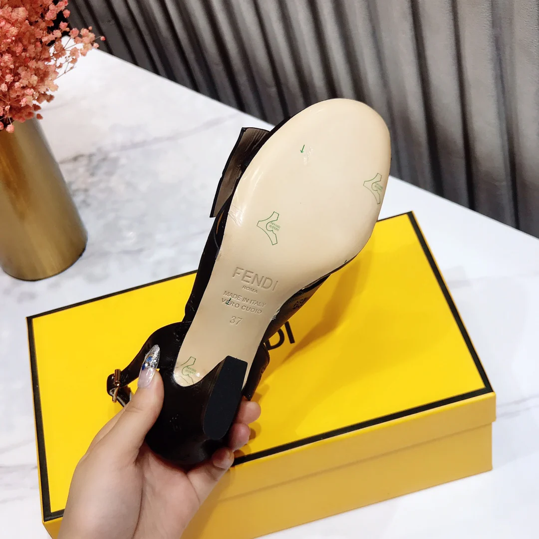 Весенние сандалии Fendi 2022 на низком каблуке - черные