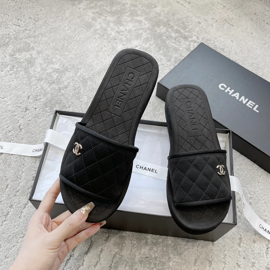 Новинка сезона весна/лето 2023 от Chanel - кожаные тапочки из овечьей кожи - черные.