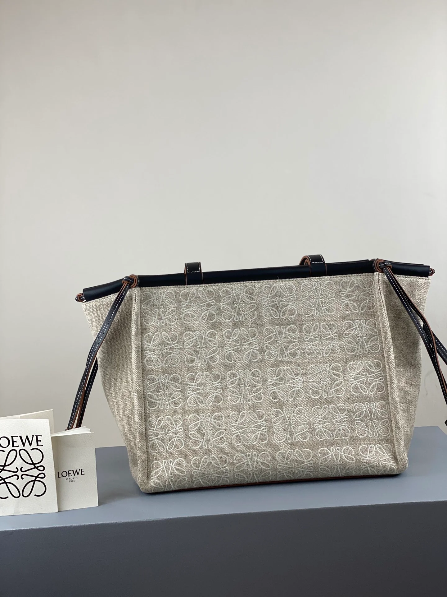 Сумка-тоут Loewe с подушкой, маленькая