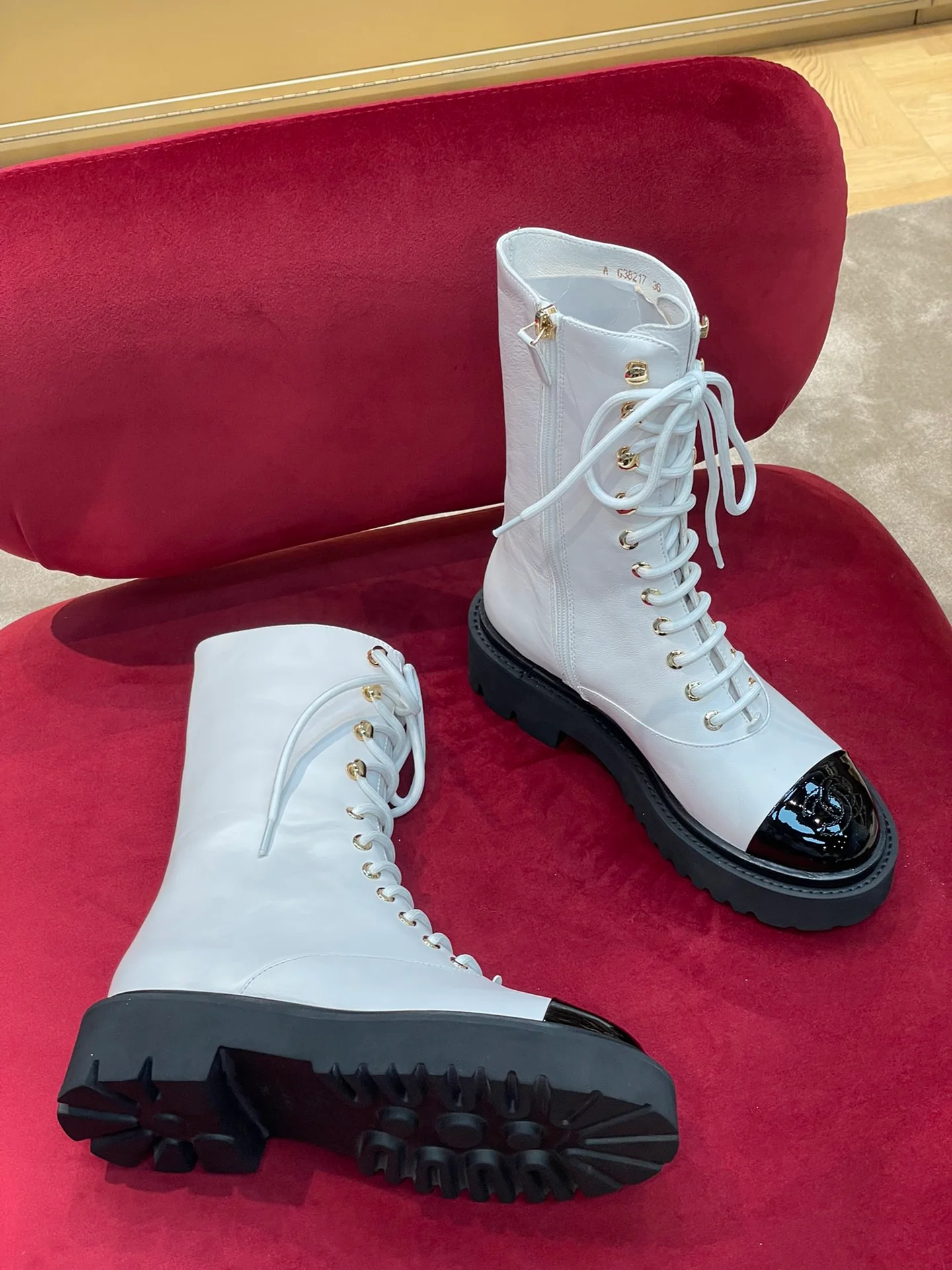 Новинка 2022 года от Chanel - Мотоциклетные ботинки с закругленным носком - Белые