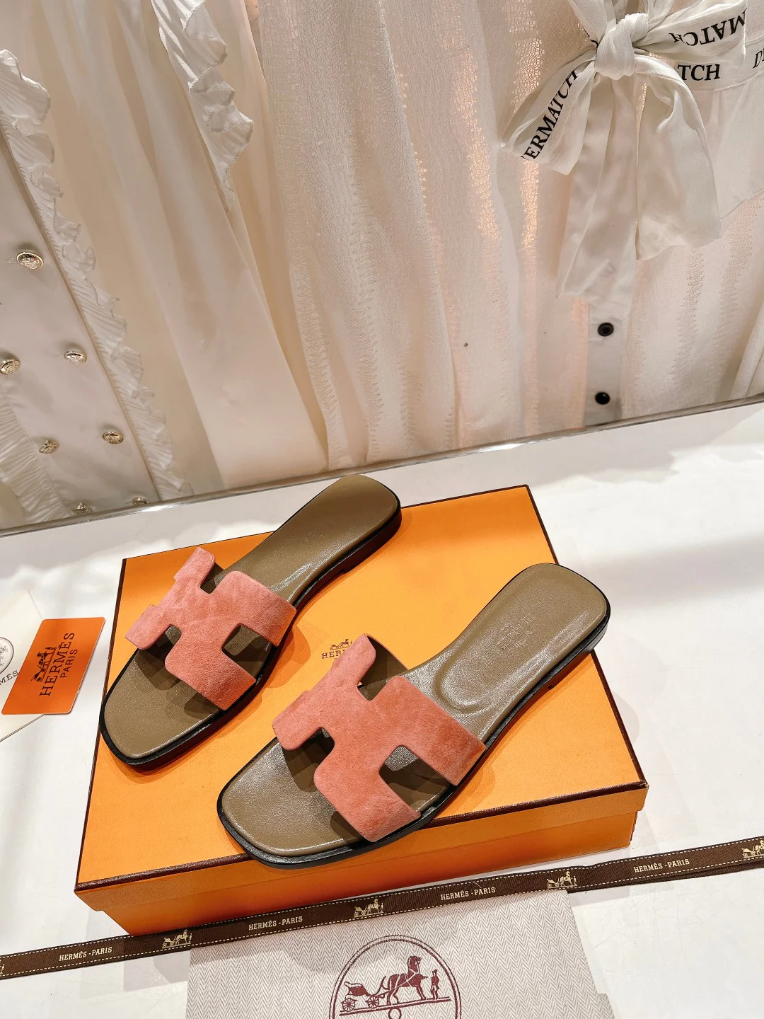 Новинка 2023 года от Hermes - Улучшенная версия - Классические тапочки H из овечьей кожи - Коричневые