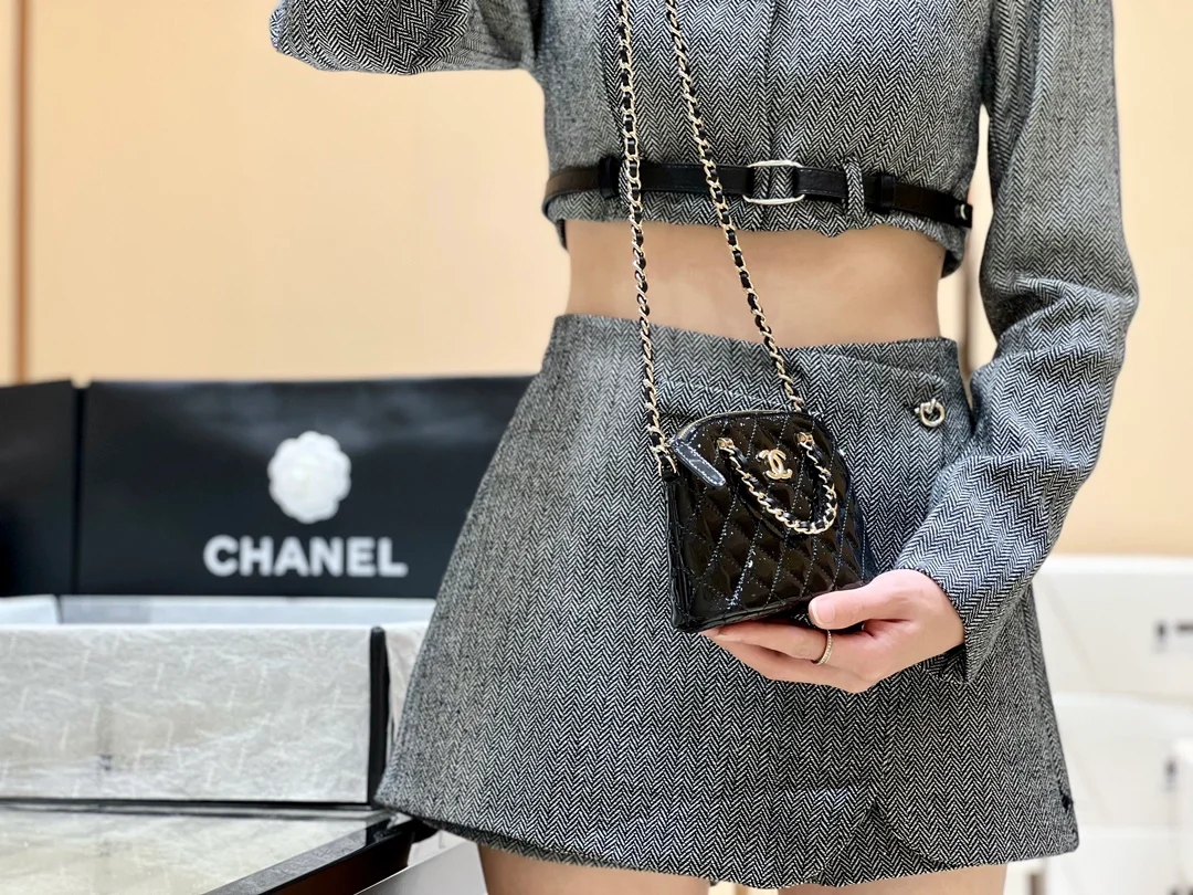 Новинка сезона весна/лето 2023 от Chanel - сумка Shell из лакированной кожи - черная - фотографии в действии.