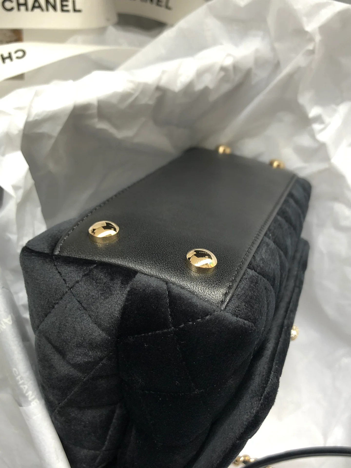 Мини-сумка Chanel Coco Handle из черного бархата с бриллиантовой пряжкой