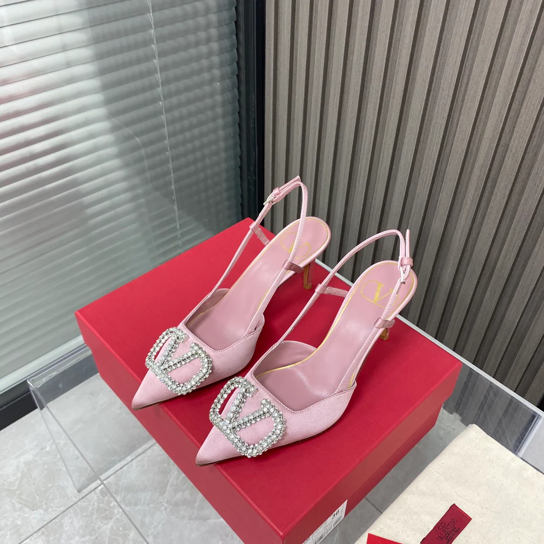 Valentino - Новейшая коллекция бутика - Сандалии и туфли на каблуке с V-образными замшевыми вставками - 2